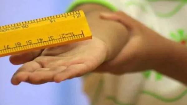 தாக்கிய அரசு பள்ளி ஆசிரியர் 