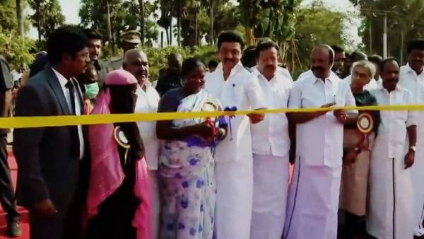 ரிப்பன் வெட்டிய பெண் 