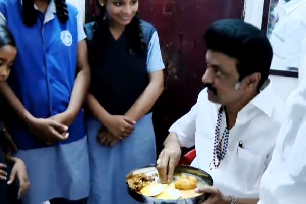 முதல்வருடன் செல்ஃபி முதல்வருடன் செல்ஃபி