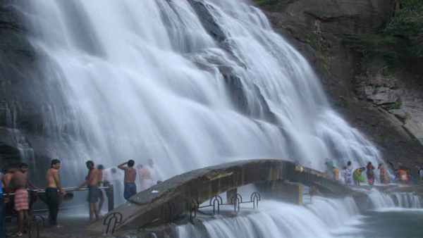 குற்றால அருவிகளில் ஆர்ப்பரிப்பு 