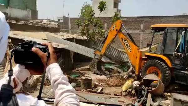 முஸ்லீம்களின் வீடுகளும் கடைகளும்