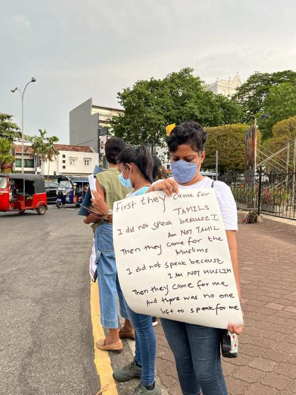 இனம், மதம் கடந்து ஒன்றாக போராடும் மக்கள் 