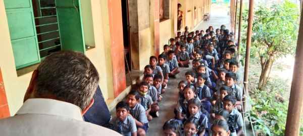 தனியார் பள்ளியில் மதிய உணவு குறித்து கேள்வி தனியார் பள்ளியில் மதிய உணவு குறித்து கேள்வி