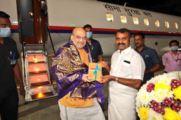 எல் முருகன் அளித்த புத்தகம் எல் முருகன் அளித்த புத்தகம்