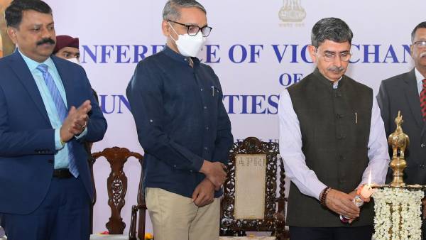 ஆளுநர் ரவி 