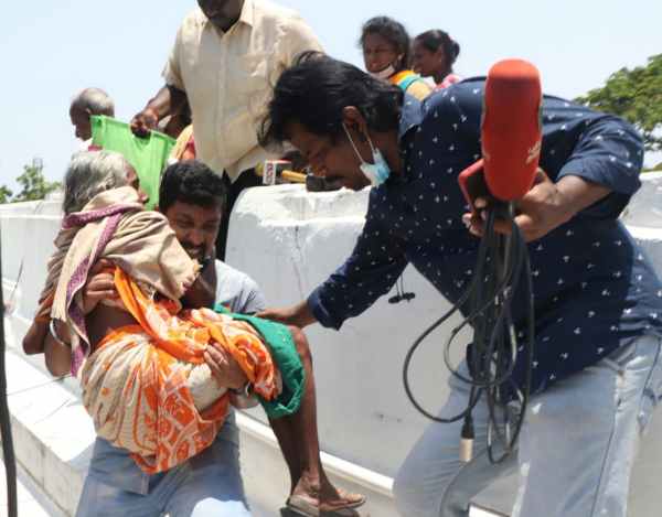 உயிர்காத்த ஊடகவியலாளர்கள் உயிர்காத்த ஊடகவியலாளர்கள்
