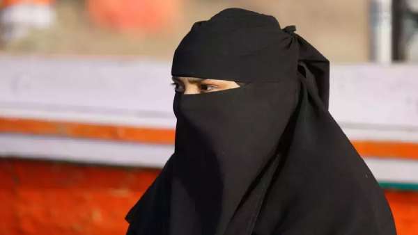 மாணவிக்கு பாராட்டு மாணவிக்கு பாராட்டு