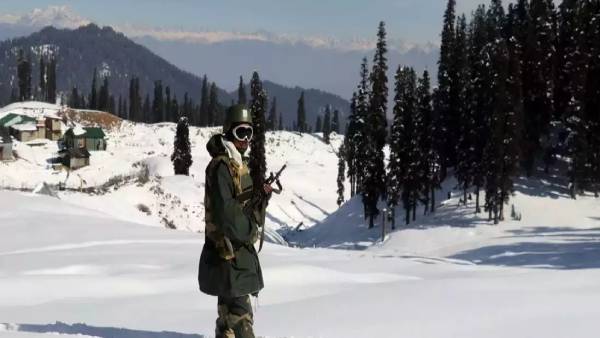 ஹெலிகாப்டரில் மீட்பு 