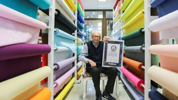 100 வயதான முதியவர் 100 வயதான முதியவர்