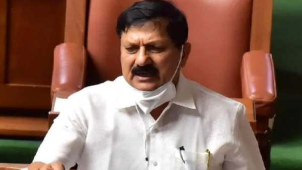 தவறை ஒப்புக்கொண்ட அமைச்சர் தவறை ஒப்புக்கொண்ட அமைச்சர்