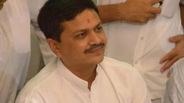 நரேஷ் பட்டேல் 