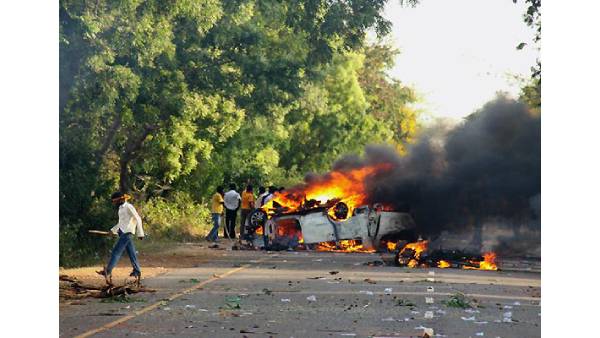 வாகனங்களுக்கு தீவைப்பு 