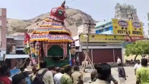 பொள்ளாச்சியில் தேர் சாய்ந்தது 