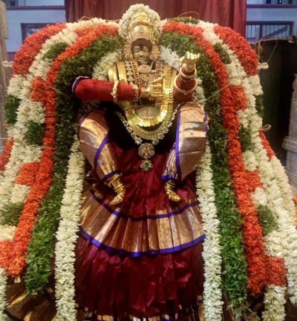 பக்தர்கள் நேர்த்திக்கடன் 