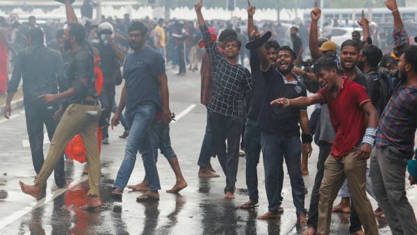 10 ஆயிரம் பேருடன் கவன ஈர்ப்பு போராட்டம் 