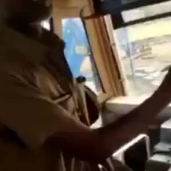 மல்லுக்கட்டும் கன்டக்டர் மல்லுக்கட்டும் கன்டக்டர்