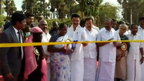 வியந்து போன பெண் 