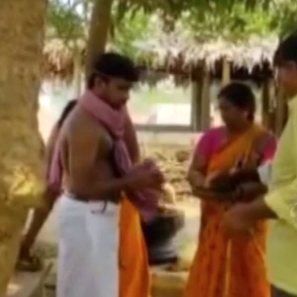 ஆட்டுக்கு தாலி கட்டிய இளைஞர் 