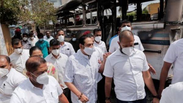 தெருவில் இறங்கிய மக்கள் 