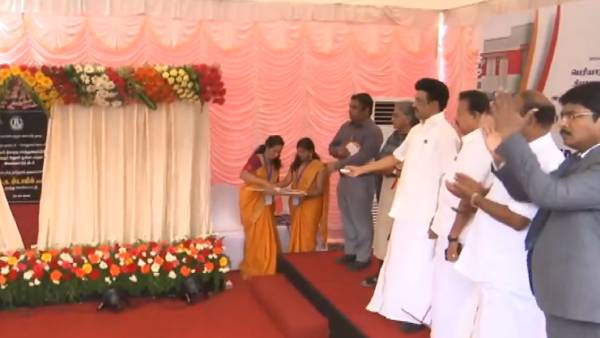 பயனாளிகளுடன் படம் 