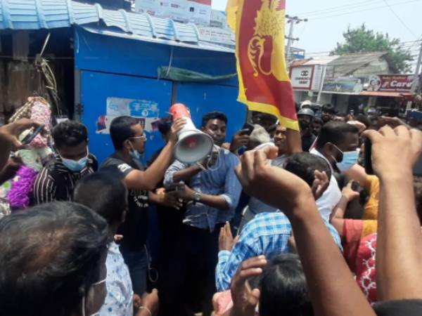 ஒரு புள்ளியில் இணைந்துள்ளனர் 