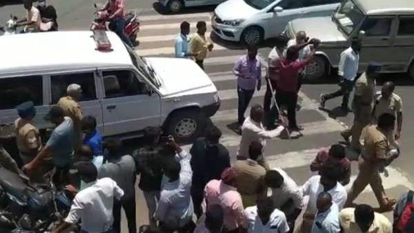 போலீஸார் 