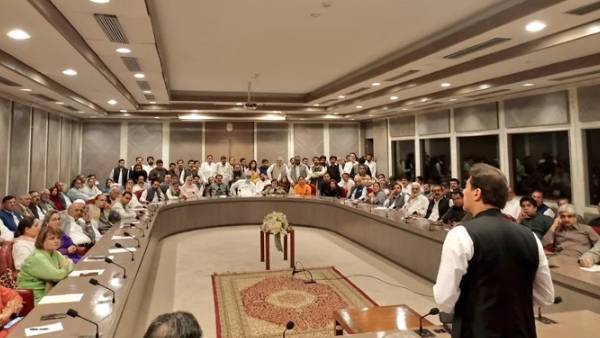 இம்ரான் கானுக்கு முழு அதிகாரம் 