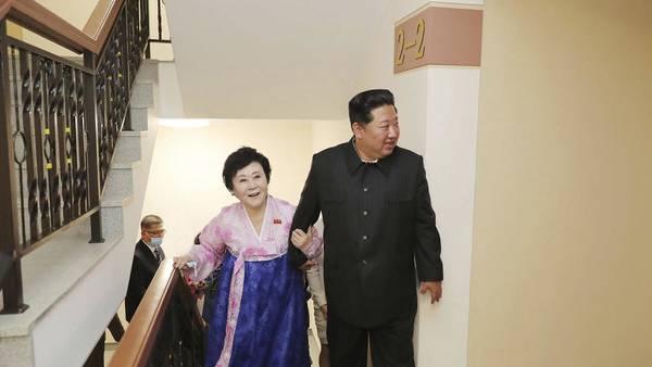 பெண் தொகுப்பாளருக்கு பங்களா பரிசு பெண் தொகுப்பாளருக்கு பங்களா பரிசு