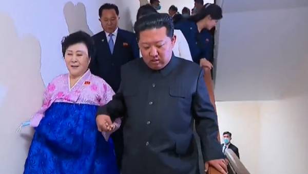 சுற்றி காண்பித்த கிம் ஜாங் உன் சுற்றி காண்பித்த கிம் ஜாங் உன்