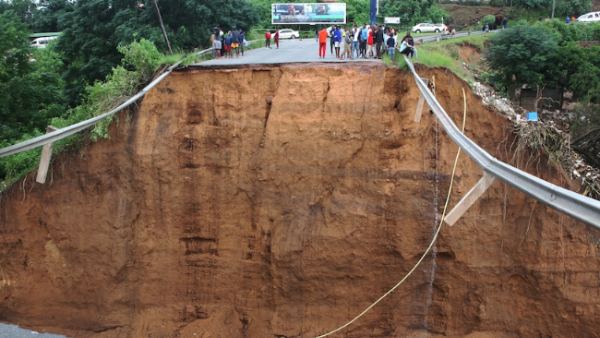 நிலச்சரிவால் பெரும் சேதம் நிலச்சரிவால் பெரும் சேதம்