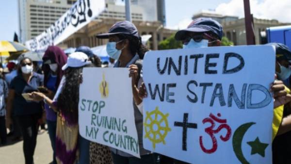 அதலபாதாளத்தில் இலங்கை 