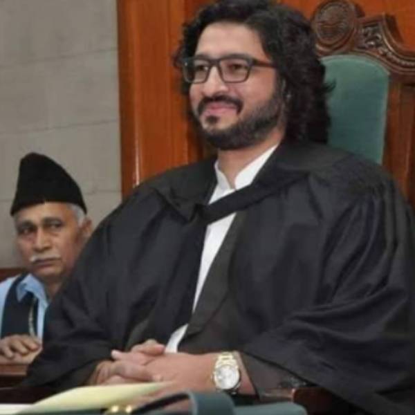 கட்சி மாறினார் கட்சி மாறினார்