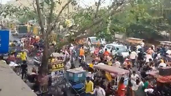 கற்களை வீசி தாக்குதல்