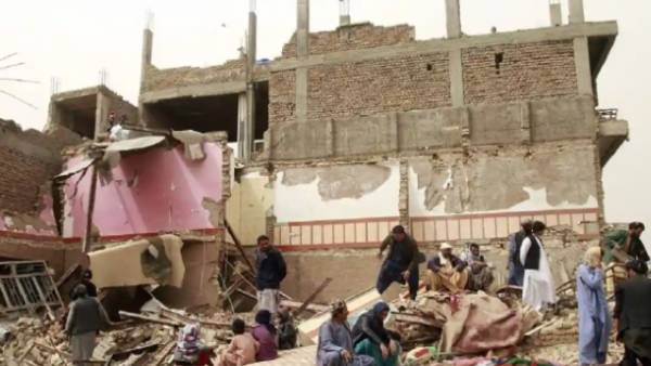 பள்ளியில் தீவிரவாத தாக்குதல் பள்ளியில் தீவிரவாத தாக்குதல்