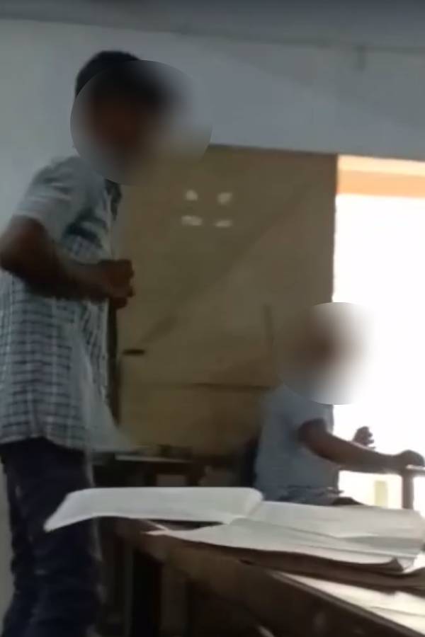 படுத்து உறங்கிய மாணவன் படுத்து உறங்கிய மாணவன்