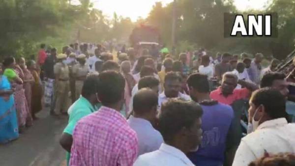 கண் முன் தூக்கி வீசப்பட்ட மக்கள் 