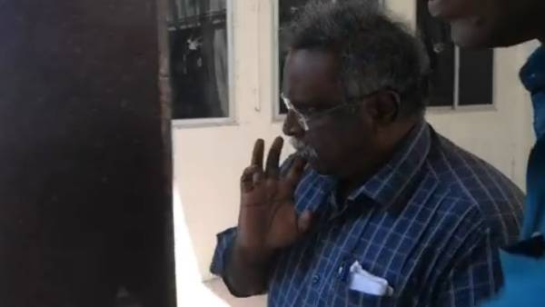 சுதாரித்த மாணவி 