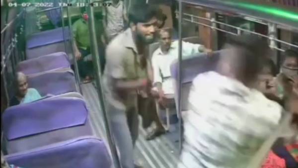 பேருந்தில் அடாவடி 