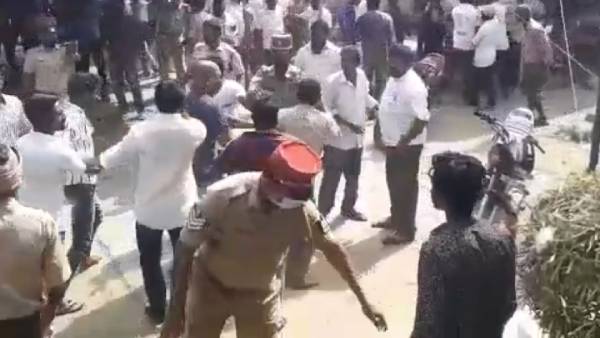 கம்பு, கற்களால் தாக்குதல் கம்பு, கற்களால் தாக்குதல்