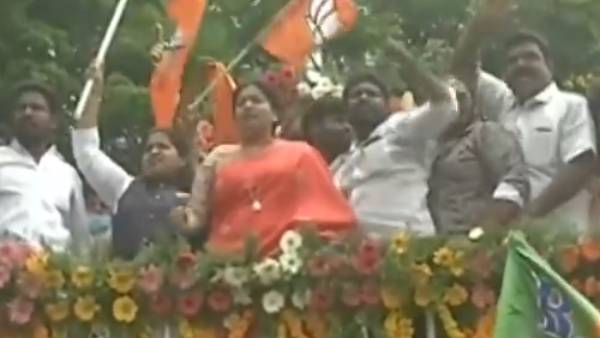 அரசியல் கட்சி தலைவர்கள் மரியாதை 