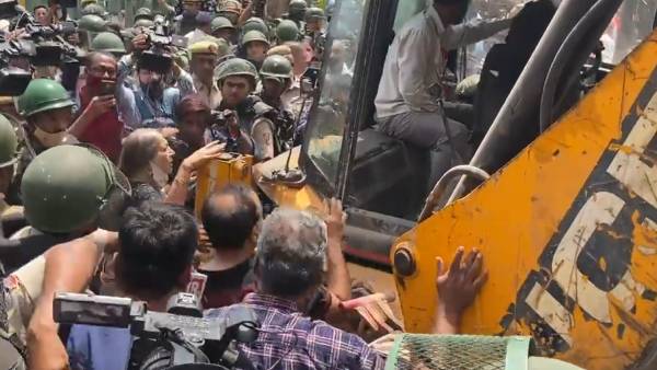 இடிக்கப்பட்டது 