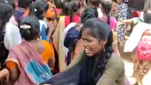 மாணவிகள் அட்டகாசம் 