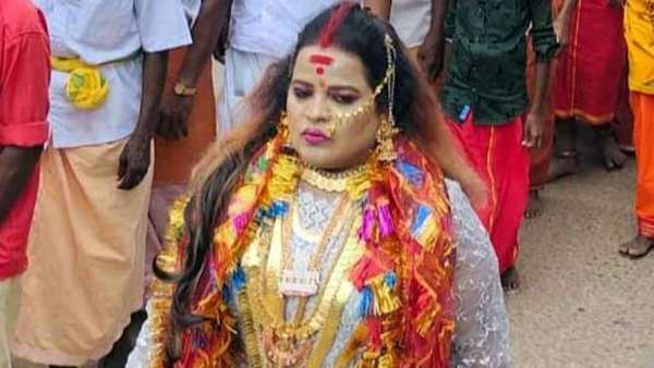 மயில் ரத்தம் 