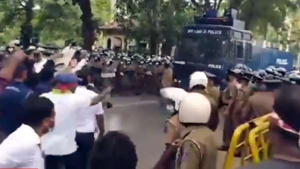 அரசுக்கு எதிராக பேரணி 