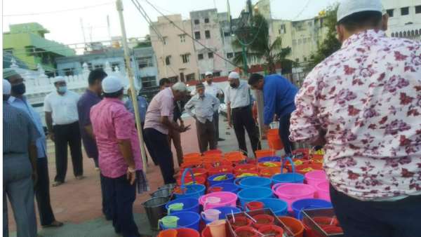 இஃப்தார் பொருட்கள் வழங்கும் இந்துக்கள் இஃப்தார் பொருட்கள் வழங்கும் இந்துக்கள்