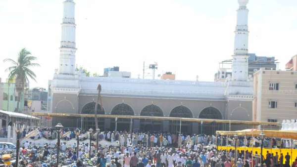 நெகிழ்ச்சியடையும் இஸ்லாமியர்கள் நெகிழ்ச்சியடையும் இஸ்லாமியர்கள்