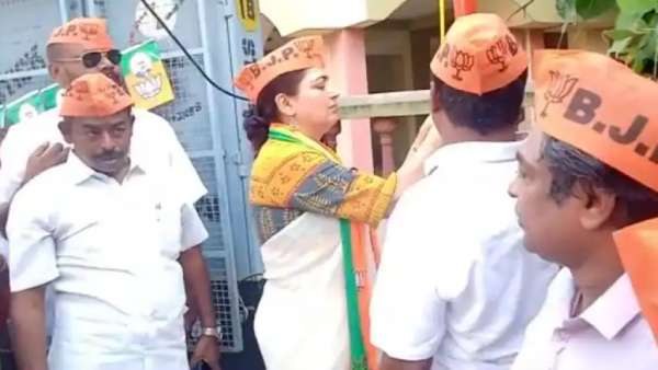 கொடியை தலைகீழாக ஏற்றிய குஷ்பு 