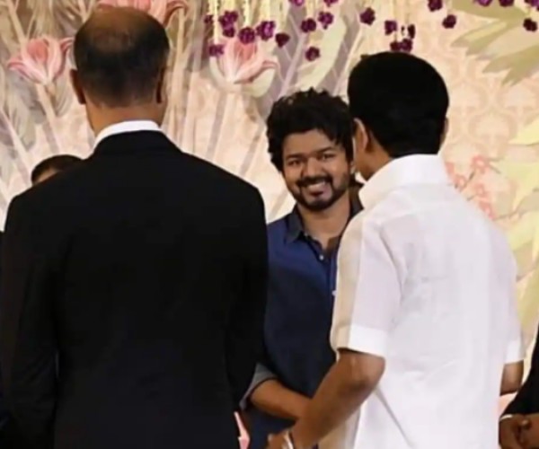 கட்டிஅணைத்தனர் 