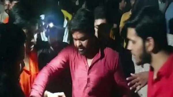 பலத்த போலீஸ் பாதுகாப்பு பலத்த போலீஸ் பாதுகாப்பு