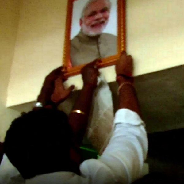 ரேசன் கடையில் மோடி போட்டோ 